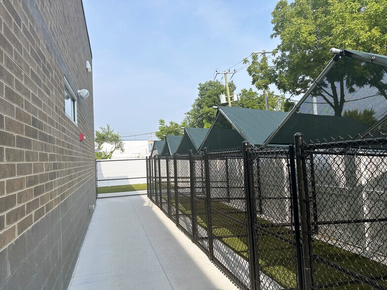 6335 15 Mile Rd, Sterling Heights, MI à vendre - Photo du bâtiment - Image 3 de 6