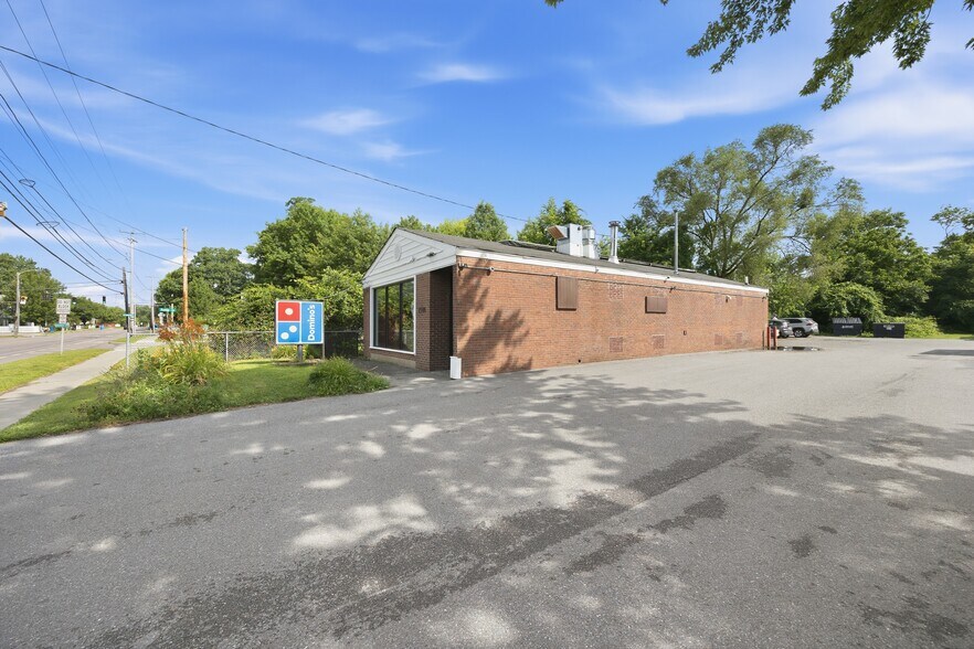 1548 North Ave, Burlington, VT à vendre - Photo du bâtiment - Image 3 de 7