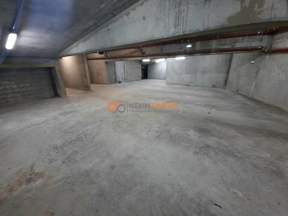 Flex in Courbevoie for sale Interior Photo- Image 1 of 5