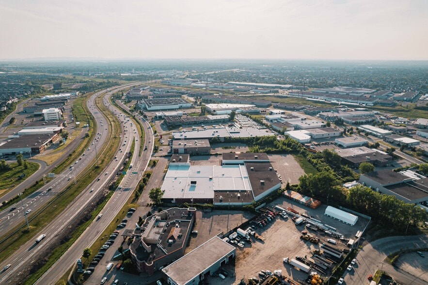 3695 Aut des Laurentides (A-15) Desste E, Laval, QC à louer - Photo du bâtiment - Image 3 de 17