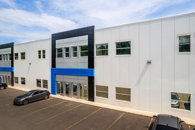 Plus de détails pour 4981 Rue Louis-B.-Mayer, Laval, QC - Bureau, Industriel à louer