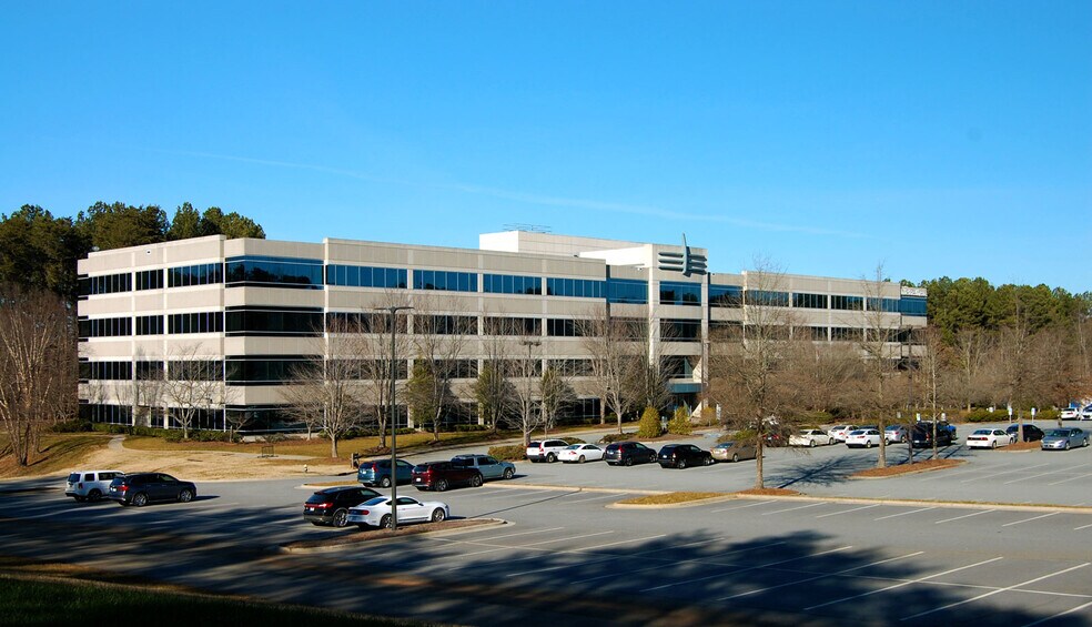 3803 N Elm St, Greensboro, NC à louer - Photo du bâtiment - Image 3 de 8