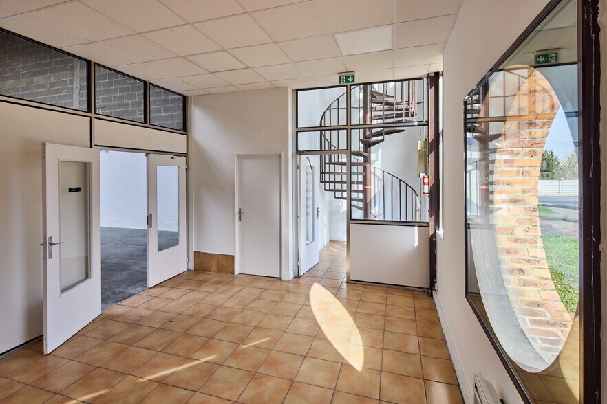 Flex in Le Thillay for lease - Building Photo - Image 3 of 4