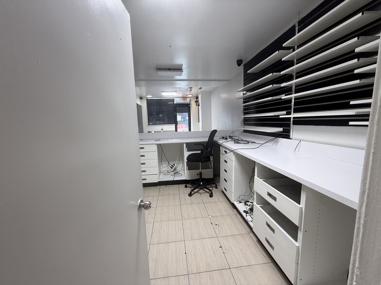 163 E 36th St, New York, NY for lease - Building Photo - Image 2 of 5