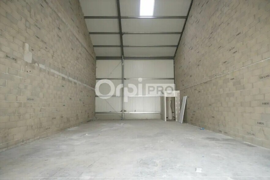 Flex in Chavanoz for lease - Interior Photo - Image 3 of 5