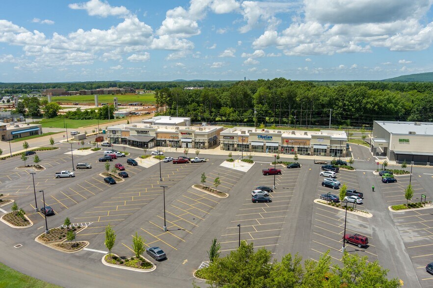 9032 Memorial Pky SW, Huntsville, AL à louer - Photo du bâtiment - Image 3 de 11