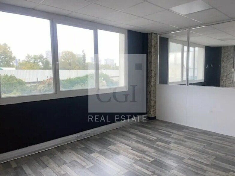 Flex in Villeurbanne for lease - Interior Photo - Image 2 of 12