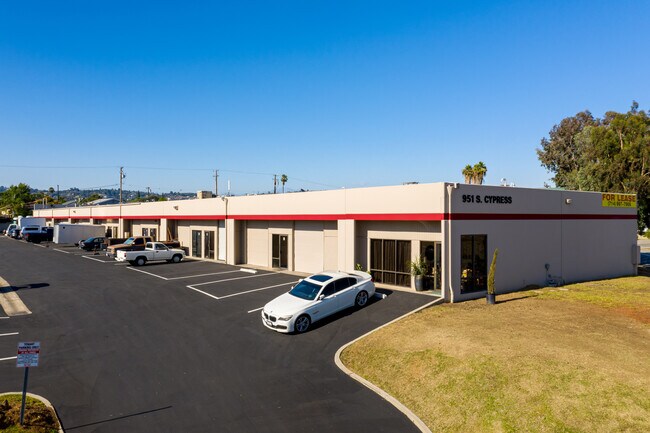 Plus de détails pour 951 S Cypress St, La Habra, CA - Industriel à louer