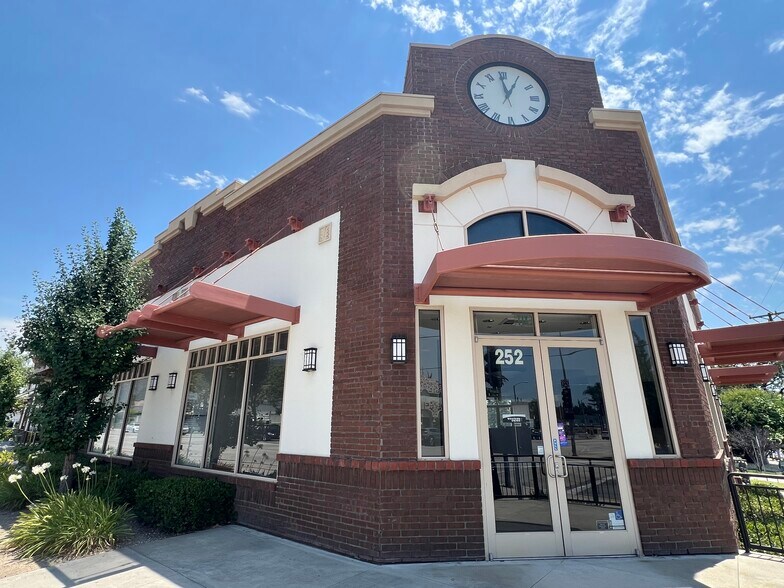 242-252 W Foothill Blvd, Monrovia, CA à louer - Photo du bâtiment - Image 2 de 8