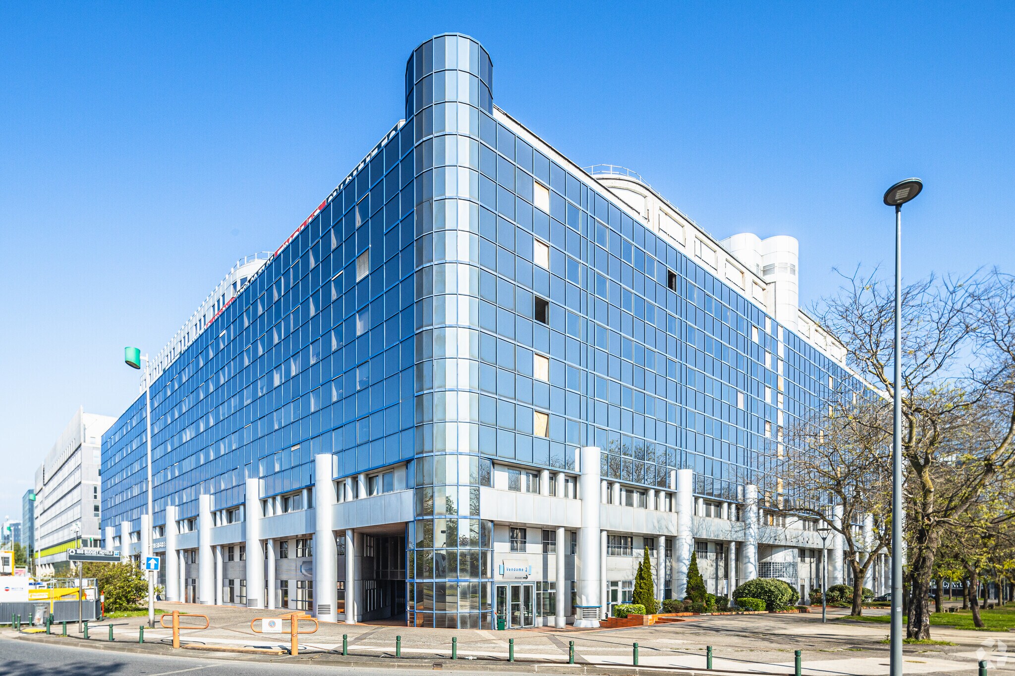 Office in Noisy-le-Grand for lease Building Photo- Image 1 of 14