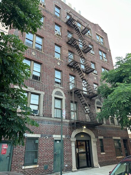 2431 Crotona Ave, Bronx, NY à vendre - Photo du bâtiment - Image 2 de 10