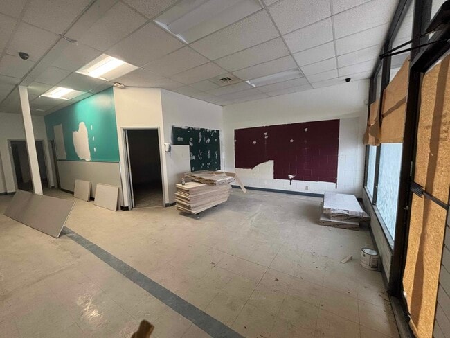 Plus de détails pour Commerce de détail, Local d'activités à louer