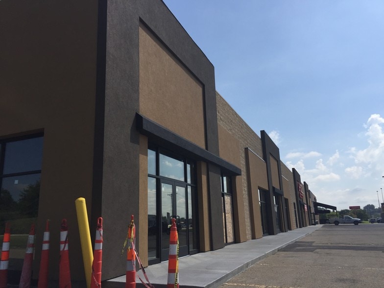 2808-2900 S 25th St, Clinton, IA for lease - Building Photo - Image 3 of 15