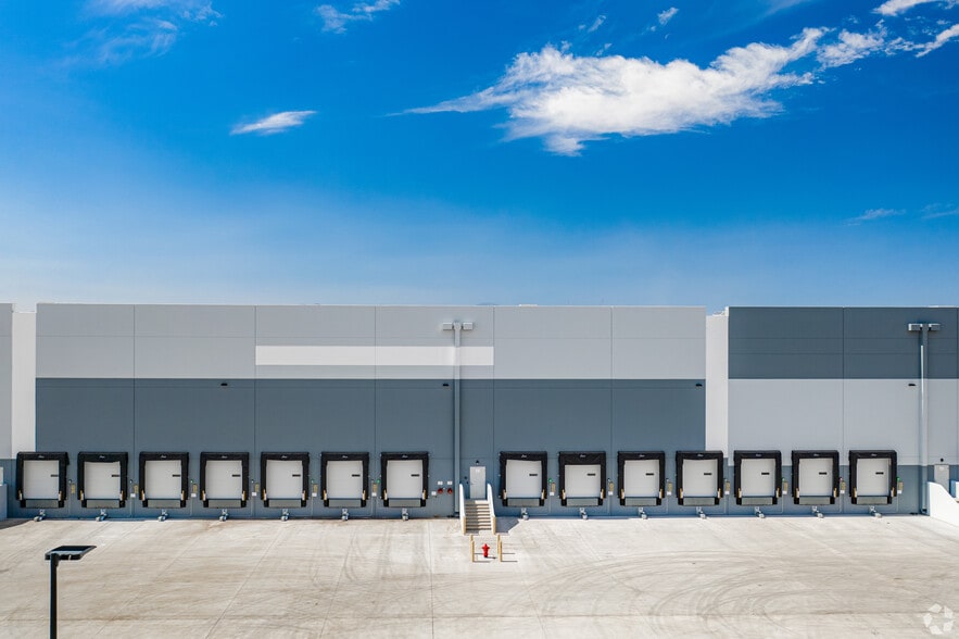 5605 N Hollywood Blvd, Las Vegas, NV à louer - Photo du bâtiment - Image 2 de 2