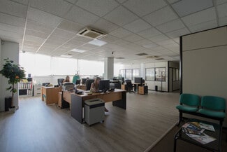 Plus de détails pour Multi-résidentiel à vendre