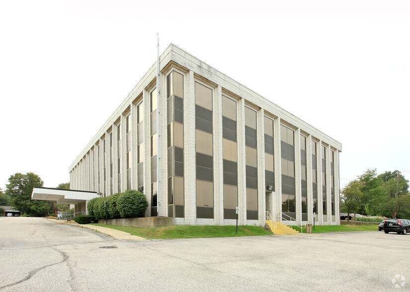 6151 Wilson Mills Rd, Highland Heights, OH à louer - Photo du bâtiment - Image 1 de 3