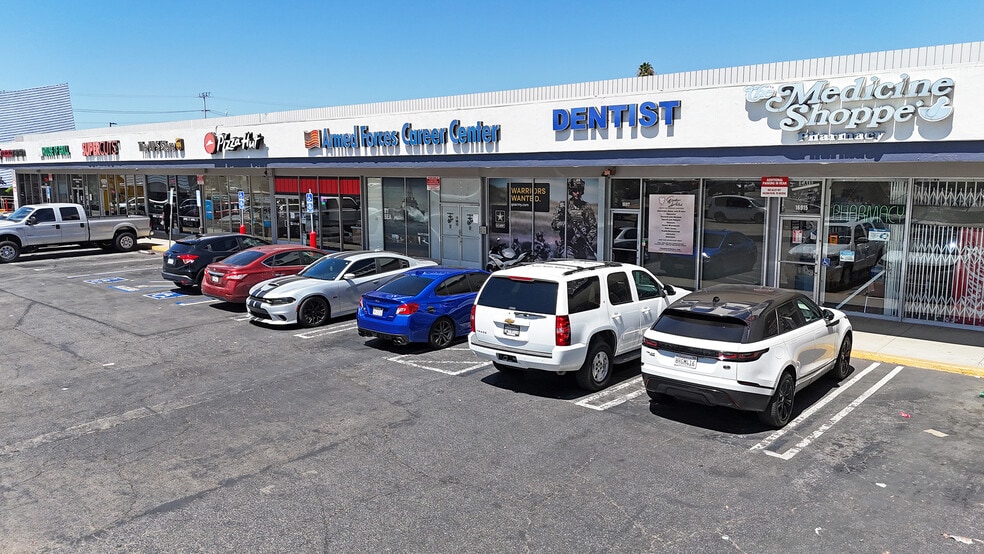 16909-16933 Devonshire St, Granada Hills, CA for lease - Building Photo - Image 3 of 9