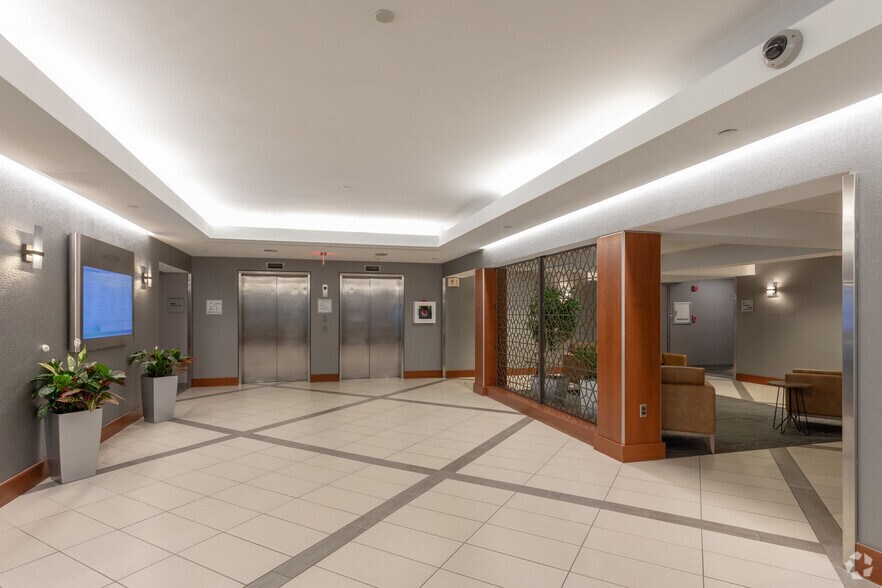 3289 Woodburn Rd, Annandale, VA à louer - Hall d’entrée - Image 2 de 7