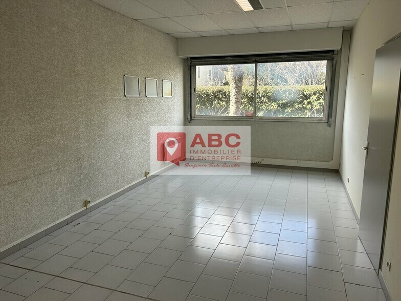 Office in Mauguio for lease - Interior Photo - Image 2 of 4
