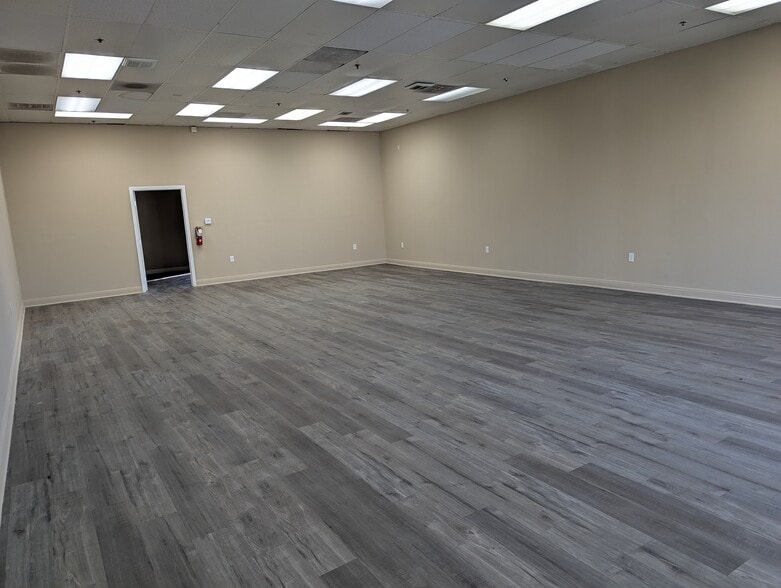 122 E 17th St, Santa Ana, CA for lease - Building Photo - Image 2 of 8