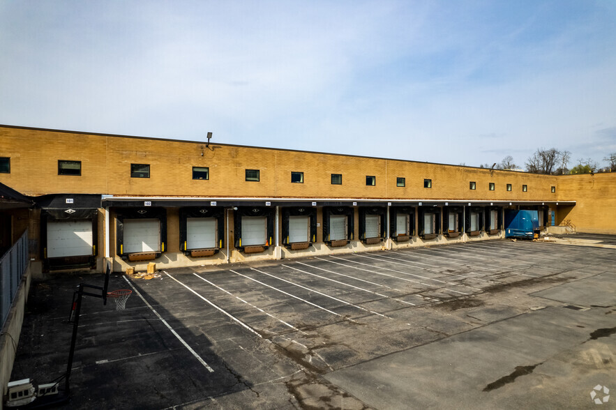 2250 Roswell Dr, Pittsburgh, PA for lease - Building Photo - Image 3 of 7