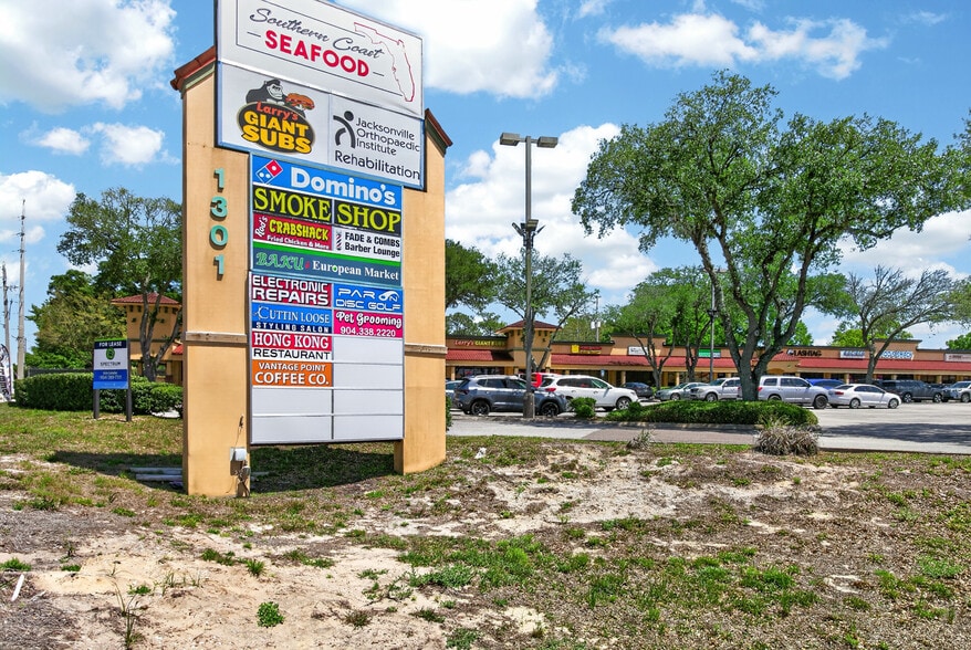1301 Monument Rd, Jacksonville, FL for lease - Building Photo - Image 3 of 5