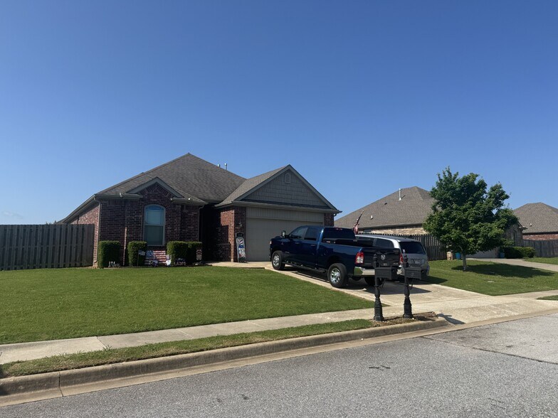 4 Occupied Homes - Group 4 portfolio of 4 properties for sale on LoopNet.ca - Building Photo - Image 2 of 4