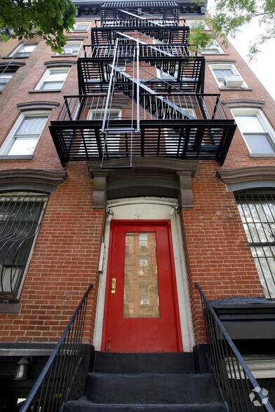 35 E 1st St, New York, NY à louer - Photo du bâtiment - Image 3 de 11