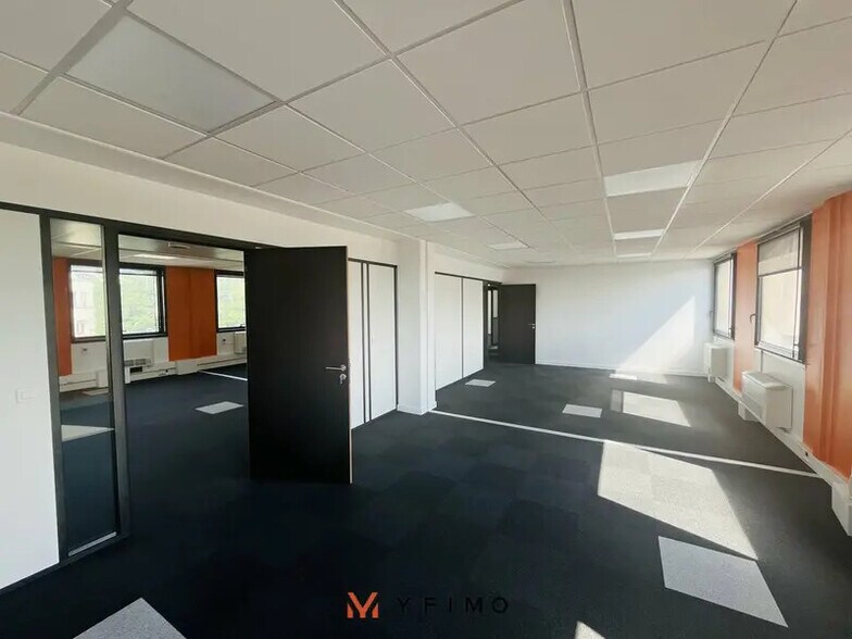 Office in Guyancourt for lease - Interior Photo - Image 3 of 4