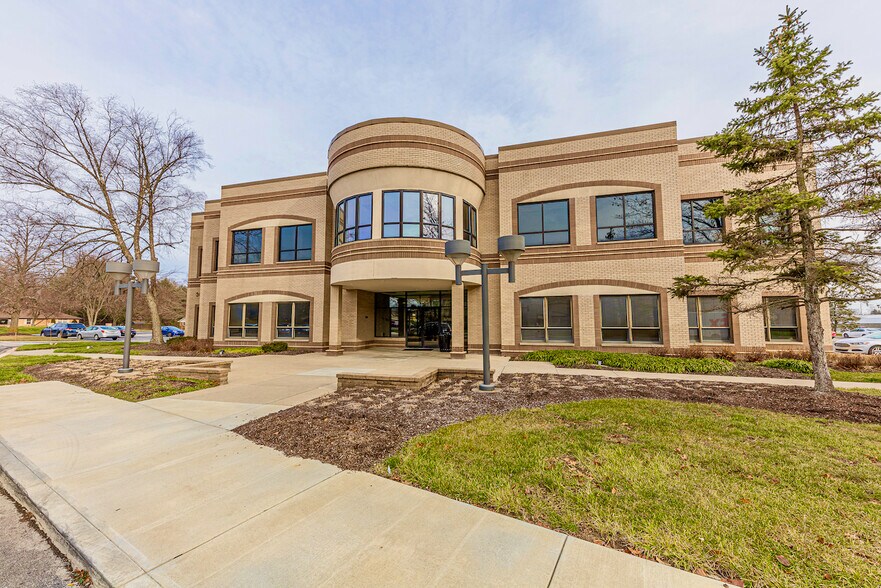 3021 E 98th St, Indianapolis, IN à louer - Photo du bâtiment - Image 2 de 16