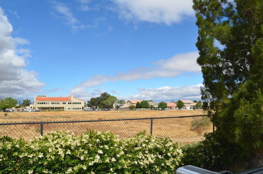 17th St West & Ave, Lancaster, CA for sale - Primary Photo - Image 1 of 12