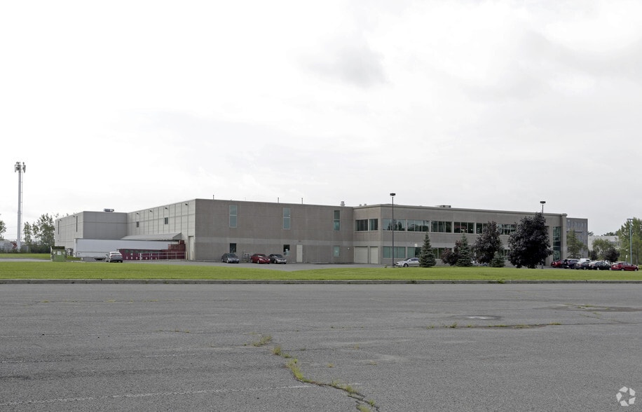 1999 Boul des Sources, Pointe-claire, QC à louer - Photo principale - Image 1 de 2