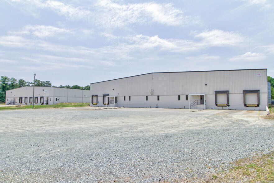 906 J R Industrial Blvd, Sanford, NC à louer - Photo du bâtiment - Image 2 de 3
