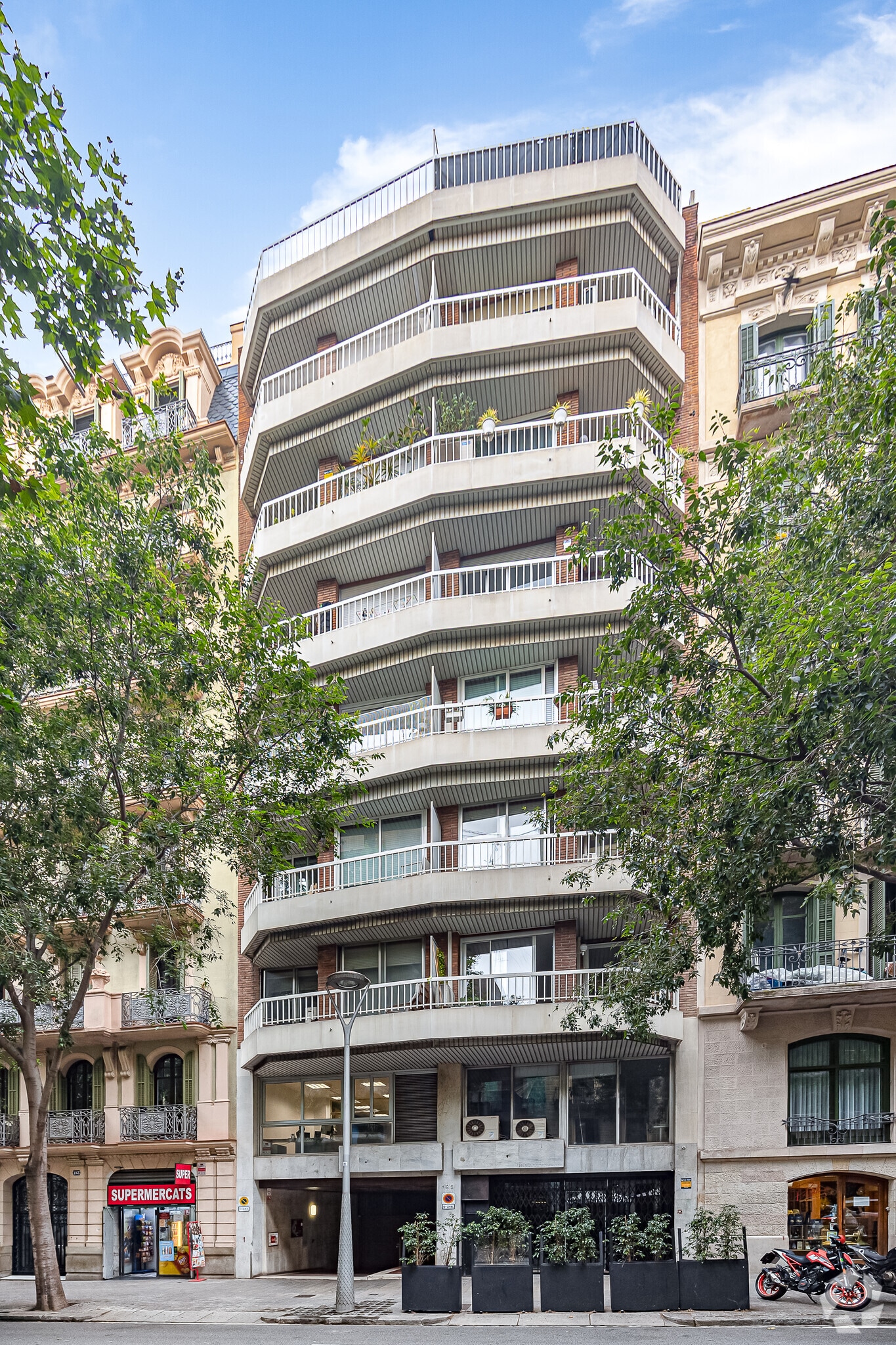 Multifamily in Barcelona, Barcelona for sale Primary Photo- Image 1 of 2