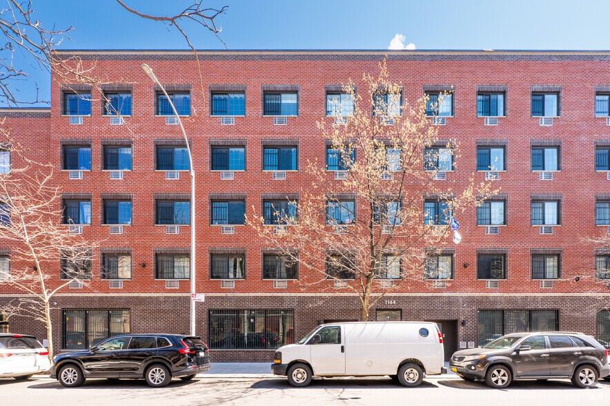 1144 Evergreen Ave, Bronx, NY for lease - Building Photo - Image 2 of 8