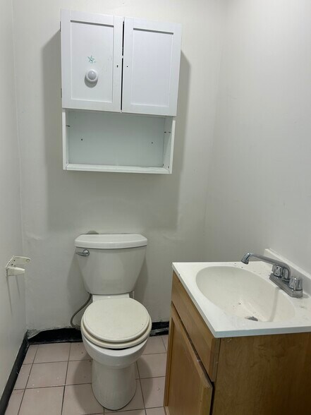 899 Cranston St, Cranston, RI à vendre - Photo du bâtiment - Image 3 de 5