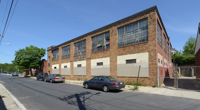 Plus de détails pour 233-241 W Park St, Providence, RI - Local d'activités à louer