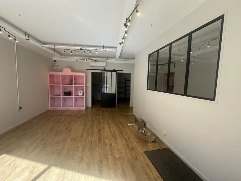 Retail in Graveson for sale - Interior Photo - Image 2 of 5