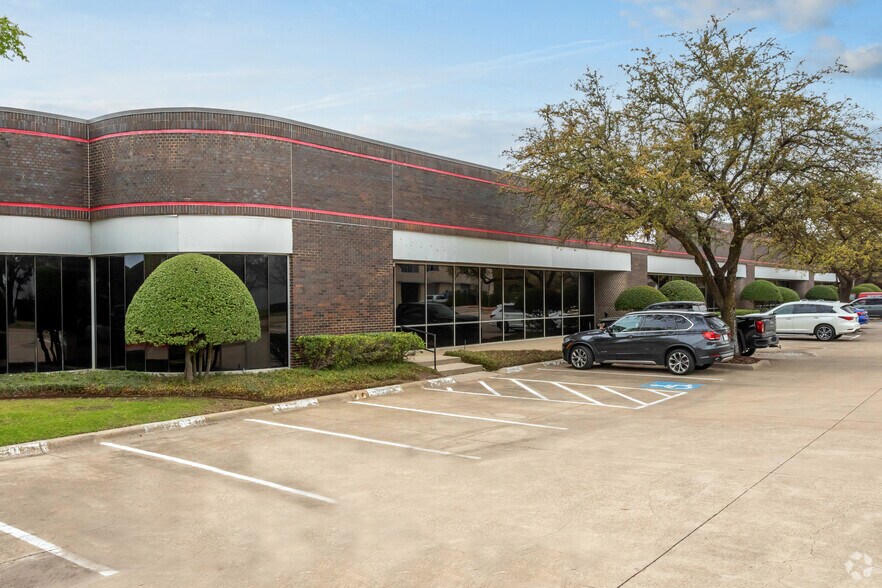 3440 Sojourn Dr, Carrollton, TX à louer - Photo du bâtiment - Image 2 de 3