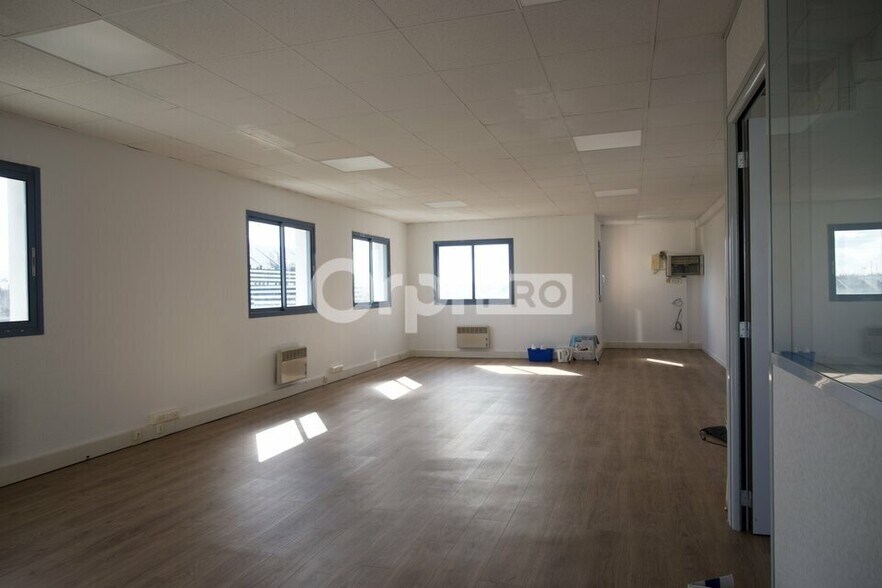 Office in Chassieu for lease - Interior Photo - Image 2 of 10