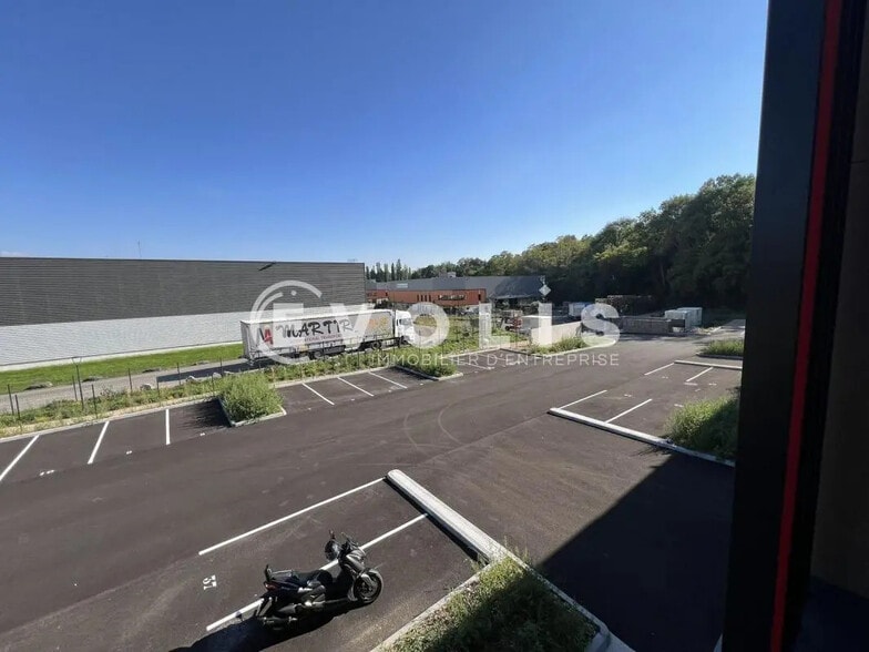 4 Impasse Joséphine Baker, Saint-Laurent-de-Mure for lease - Building Photo - Image 3 of 35