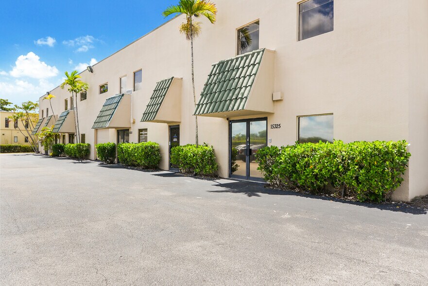 15291-15327 NW 60th Ave, Miami Lakes, FL à louer - Photo du bâtiment - Image 3 de 3