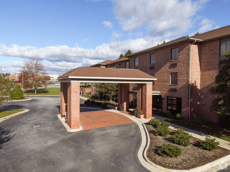 970 Blowing Rock Blvd, Lenoir, NC à vendre - Photo du bâtiment - Image 3 de 5