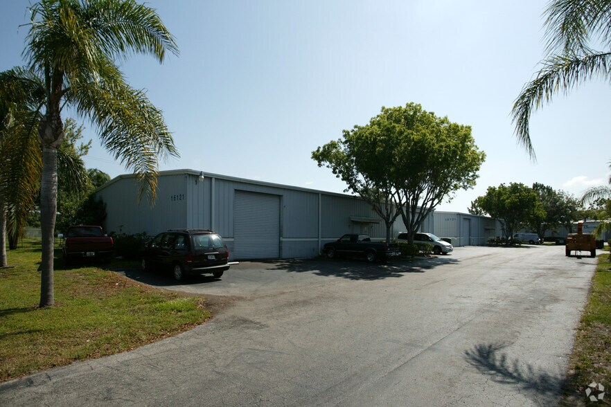 16141 Pine Ridge Rd, Fort Myers, FL à louer - Photo du bâtiment - Image 3 de 6