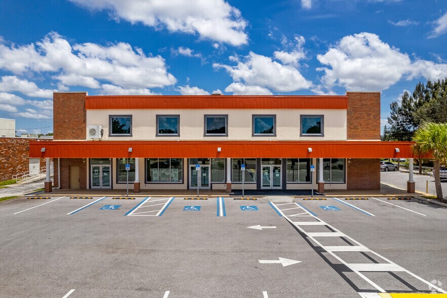 5825 66th St N, Saint Petersburg, FL à louer - Photo du bâtiment - Image 2 de 6