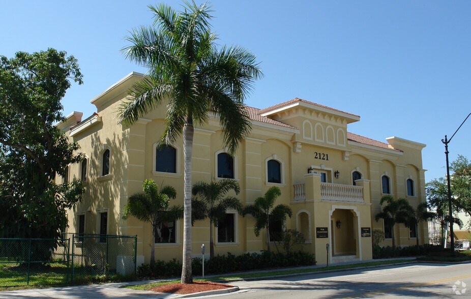 2121 W 1st St, Fort Myers, FL à louer - Photo du bâtiment - Image 2 de 8