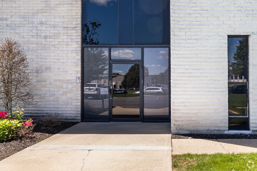 30 Hub Dr, Melville, NY for lease - Building Photo - Image 3 of 4