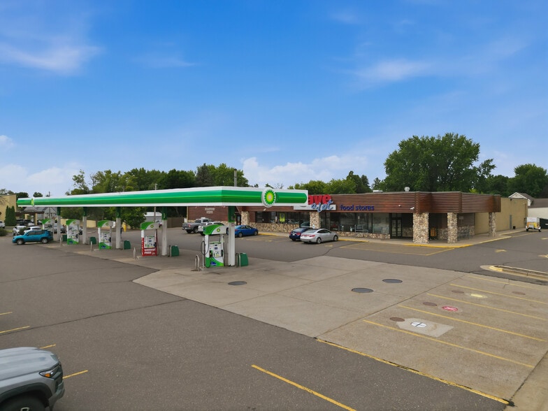 Gas station, car wash & retail building portefeuille de 2 propriétés à vendre sur LoopNet.ca - Photo du bâtiment - Image 2 de 4