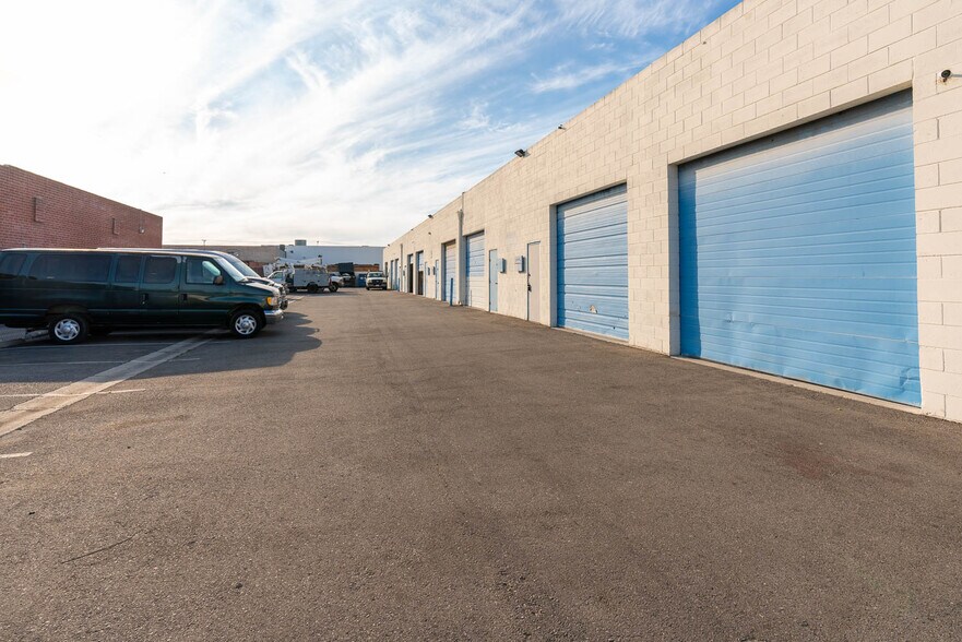 7733 Densmore Ave, Van Nuys, CA à louer - Photo du bâtiment - Image 3 de 6