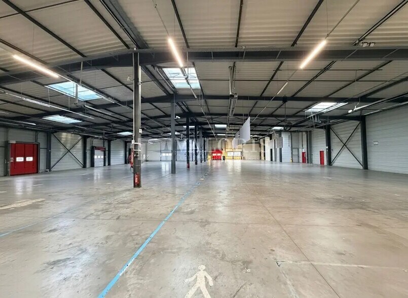 Bureau dans Vaulx-en-Velin à louer - Photo du bâtiment - Image 3 de 8